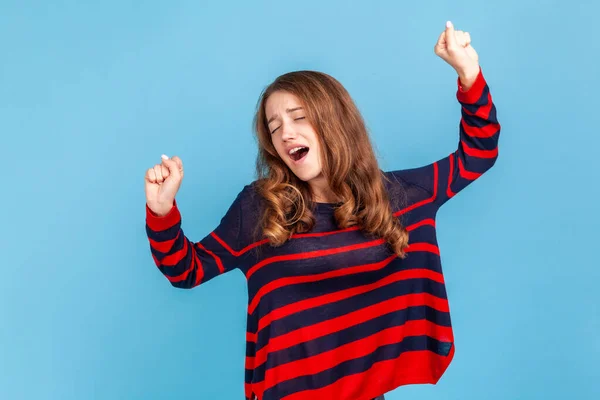 Portret Van Slapeloze Vrouw Met Gestreepte Casual Stijl Trui Geeuwen — Stockfoto