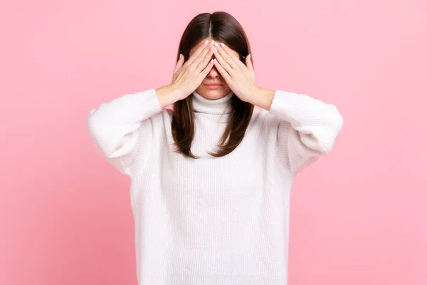 Brunette Jonge Volwassen Vrouw Staande Het Bedekken Van Ogen Met — Stockfoto