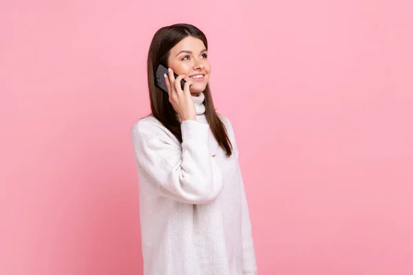 Vista Lateral Del Teléfono Femenino Hablando Con Amigo Expresando Emociones —  Fotos de Stock