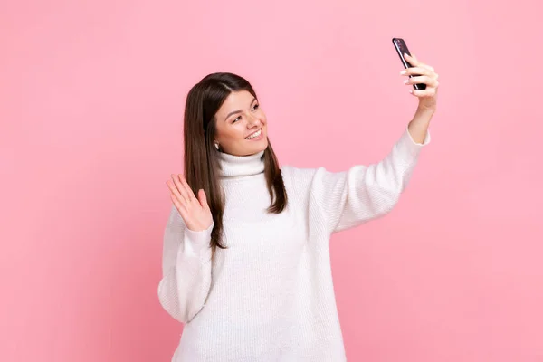 Mulher Tomando Selfie Mão Acenando Gesticulando Olá Para Seguidores Comunicando — Fotografia de Stock