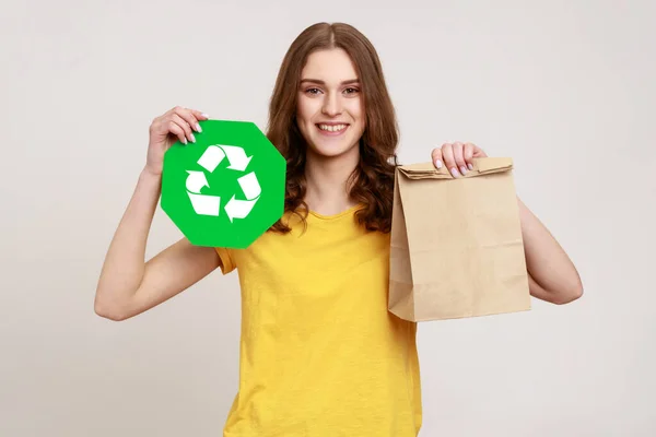 Une Adolescente Souriante Portant Shirt Jaune Décontracté Tenant Paquet Papier — Photo