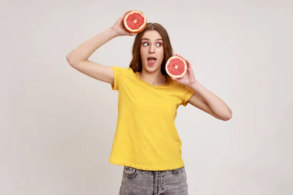 Feliz Animada Joven Emocionada Con Camiseta Amarilla Sosteniendo Media Rodaja — Foto de Stock