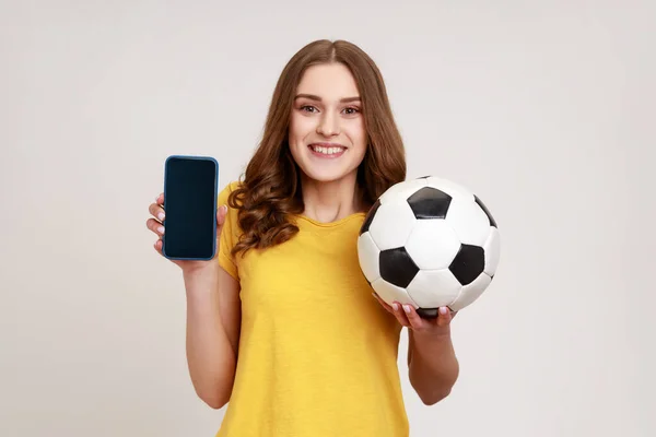 Mulher Sorrindo Positivo Idade Jovem Camiseta Amarela Segurando Mostrando Smartphone — Fotografia de Stock