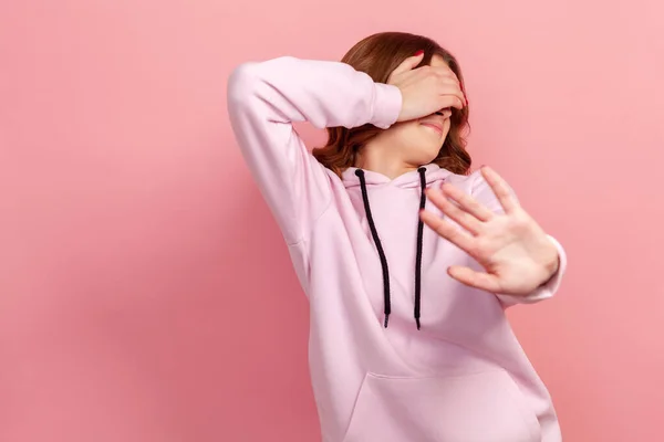 Portret Van Bange Verlegen Jonge Vrouw Met Krullend Haar Hoodie — Stockfoto