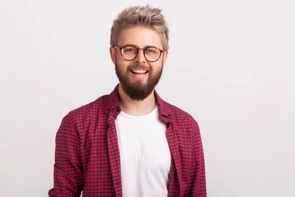 Retrato Homem Alegre Com Barba Óculos Sinceramente Sorrindo Olhando Para — Fotografia de Stock