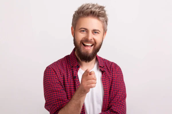 Ritratto Maschio Barbuto Felice Camicia Rossa Sorridendo Sinceramente Alla Macchina — Foto Stock