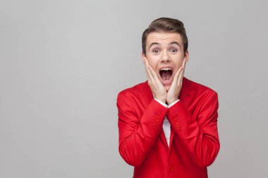 - Aman Tanrım! Kırmızı smokinli, papyonlu, yanaklarında el ele tutuşan ve şok olmuş gözlerle kameraya bakan son derece şaşkın beyefendinin portresi. İç çekimler, gri arkaplan