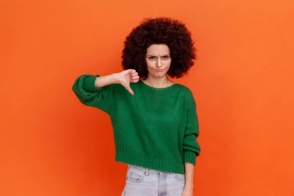 Mujer Deprimida Triste Con Peinado Afro Usando Suéter Verde Estilo — Foto de Stock