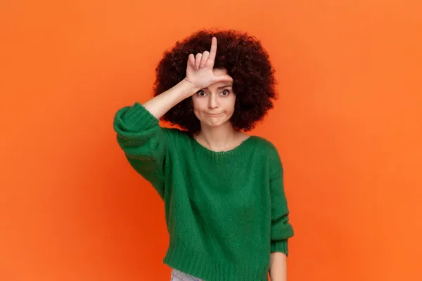 Droevige Vrouw Met Afro Kapsel Draagt Groene Casual Stijl Trui — Stockfoto