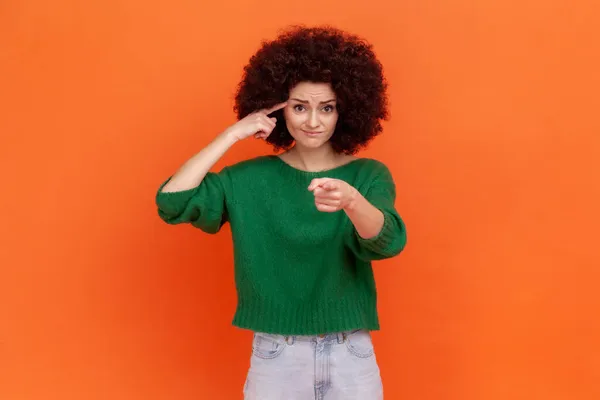 Estás Loco Atractiva Mujer Con Peinado Afro Con Suéter Verde —  Fotos de Stock