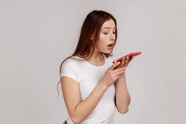 Aantrekkelijke Vrouw Met Mobiele Telefoon Met Beide Handen Praten Load — Stockfoto