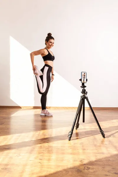Athletic Coach Standing One Leg Stretching Muscles Training Recording Video — Stock Photo, Image