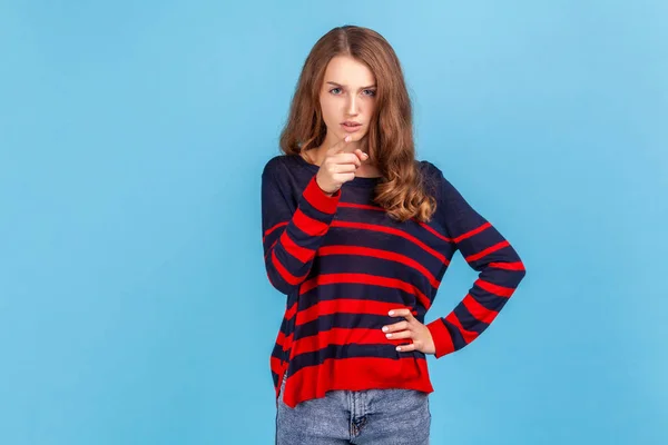 Jij Wees Voorzichtig Portret Van Een Jonge Vrouw Gestreepte Casual — Stockfoto