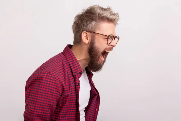 Gözlüklü Damalı Kırmızı Tişörtlü Öfkeli Sakallı Adamın Profili Bağırıyor Öfke — Stok fotoğraf