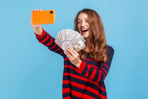 Heyecanlı Bir Kadın Çizgili Bir Süveter Giyiyor Akıllı Telefonu Elinde — Stok fotoğraf