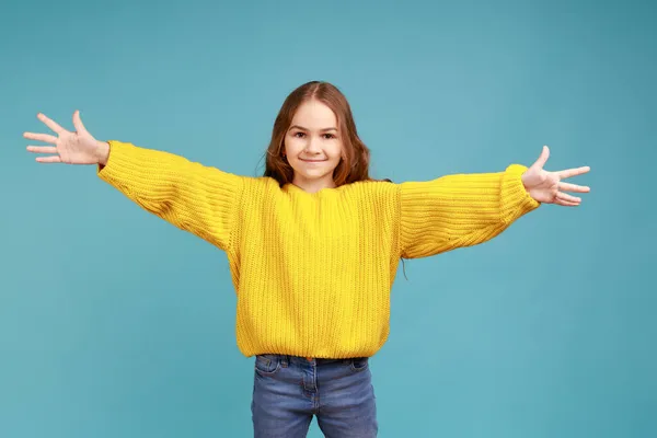 Küçük Mutlu Kızın Portresi Kucaklaşmak Için Ellerini Uzatıyor Bedava Sarılıyor — Stok fotoğraf