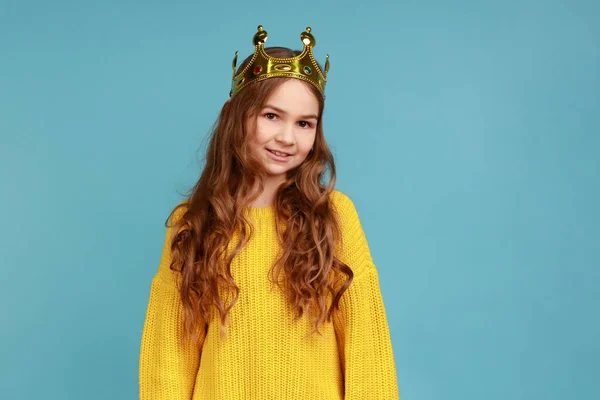 Πορτρέτο Του Χαριτωμένο Κοριτσάκι Χρυσό Στέμμα Diadem Στέκεται Κοιτάζοντας Κάμερα — Φωτογραφία Αρχείου