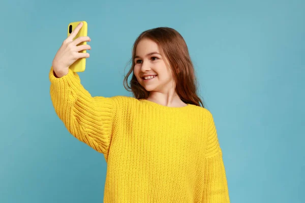 Retrato Una Niña Sonriendo Teléfono Tomando Selfie Comunicándose Con Amigos — Foto de Stock