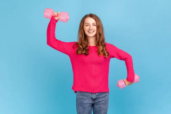 Woman Wearing Pink Pullover Holding Pink Dumbbells Hands Looking Camera — Stock Photo, Image