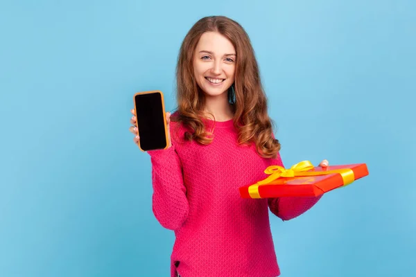 Vakantie Cadeau Bonus Voor Mobiele Gebruiker Vrouw Met Roze Trui — Stockfoto