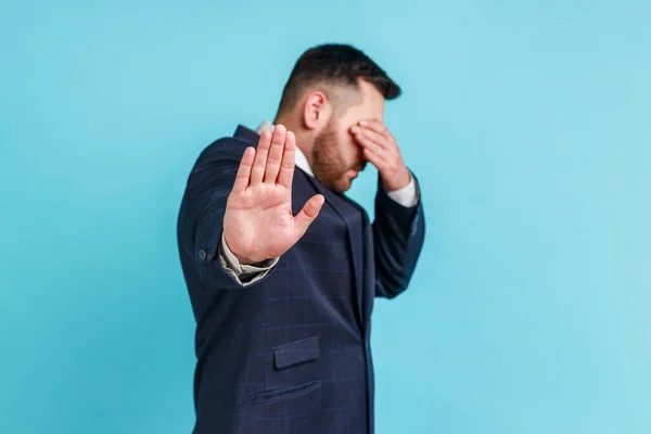 Ich Das Nicht Sehen Seitenansicht Porträt Eines Mannes Anzug Offiziellen — Stockfoto