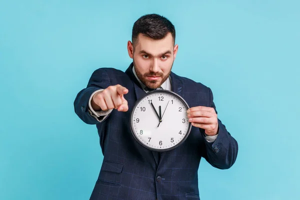 Allvarlig Skäggig Man Officiell Stil Kostym Pekar Finger Kameran Håller — Stockfoto