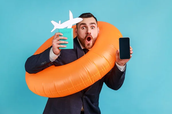 Portakal Rengi Lastik Yüzük Kağıt Uçak Pasaport Yurt Dışında Tatil — Stok fotoğraf