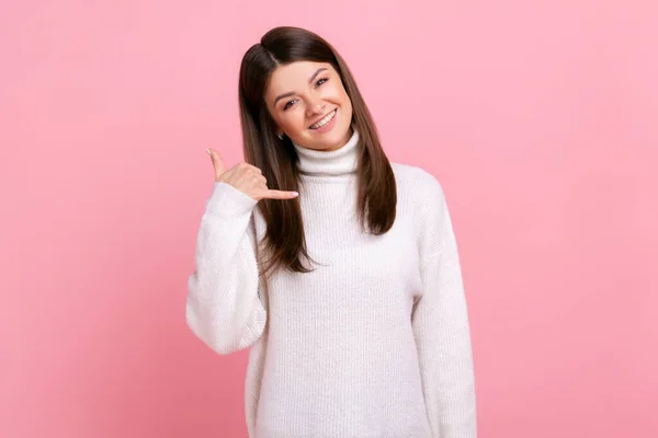 Smiling Woman Standing Happy Playful Expression Making Telephone Gesture Hand — Stock Photo, Image