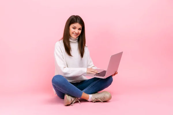 Mulher Satisfeita Positiva Sentada Com Pernas Cruzadas Chão Segurando Laptop — Fotografia de Stock