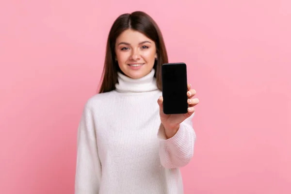 Mulher Morena Sorridente Mostrando Smartphone Com Tela Branco Para Publicidade — Fotografia de Stock