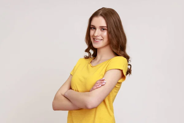 Portrét Pozitivní Mladé Ženy Hnědými Vlnitými Vlasy Žlutém Tričku Stojící — Stock fotografie