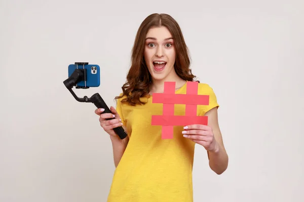 Menina Adolescente Excitada Com Telefone Estabilizador Leva Videoblog Olhando Para — Fotografia de Stock