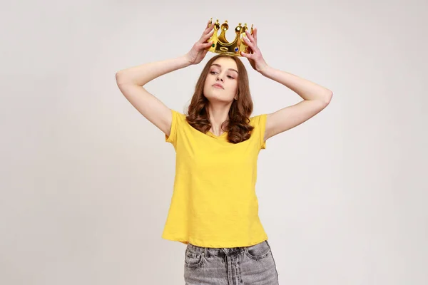 Portret Van Egoïstisch Bruinharig Tienermeisje Geel Shirt Met Gouden Kroon — Stockfoto