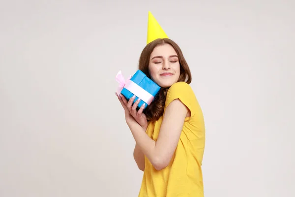 Retrato Feliz Menina Adolescente Satisfeito Abraçando Caixa Presente Azul Recebendo — Fotografia de Stock