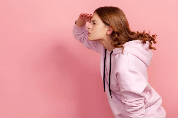 Perfil Adolescente Curiosa Com Cabelo Encaracolado Com Capuz Segurando Mão — Fotografia de Stock