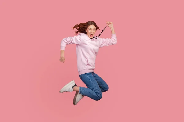 Retrato Larga Duración Muchacha Adolescente Extremadamente Feliz Con Pelo Rizado —  Fotos de Stock