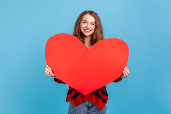 Mujer Feliz Vistiendo Suéter Rayas Estilo Casual Sosteniendo Gran Corazón — Foto de Stock