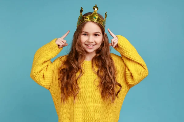 Retrato Menina Princesa Apontando Para Coroa Sua Cabeça Olhando Para — Fotografia de Stock