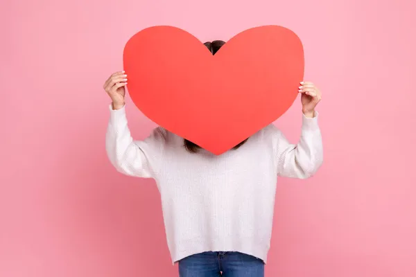 Onbekende Verlegen Romantische Vrouw Bedekt Haar Gezicht Met Groot Rood — Stockfoto