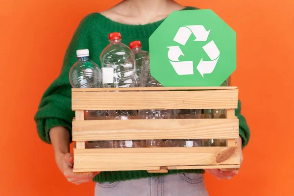 Anonyme Frau Trägt Grünen Pullover Mit Plastikflaschen Und Grünem Recycling — Stockfoto