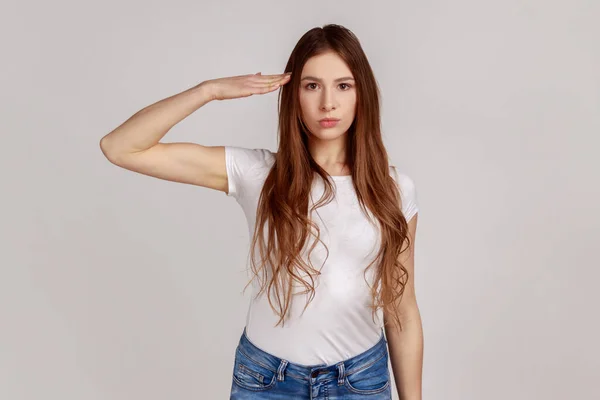 Retrato Mulher Séria Responsável Com Comandante Saudação Cabelo Escuro Ordem — Fotografia de Stock