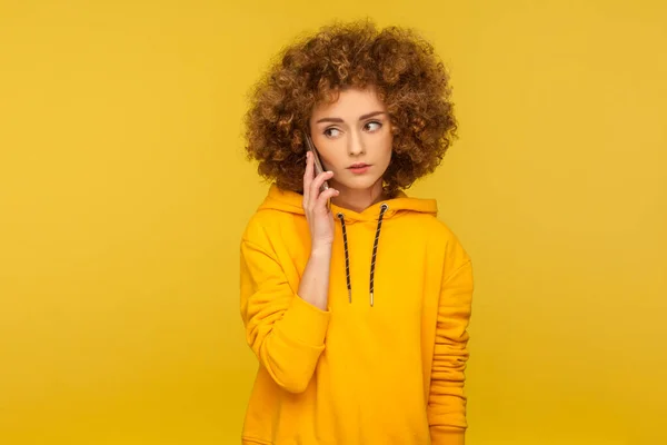 Mulher Séria Com Penteado Afro Usando Telefone Celular Fazendo Chamada — Fotografia de Stock