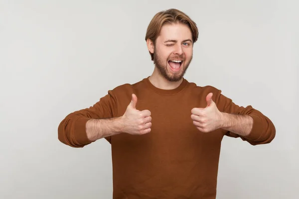 Portret Mężczyzny Brodzie Noszącego Bluzę Stojącego Kciukami Górze Jak Gest — Zdjęcie stockowe