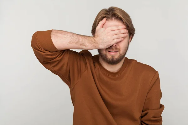 Retrato Homem Com Barba Vestindo Camisola Fechando Olhos Com Mão — Fotografia de Stock