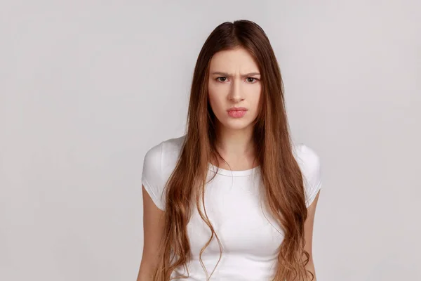 Retrato Una Joven Mujer Adulta Pie Con Los Dientes Apretados —  Fotos de Stock