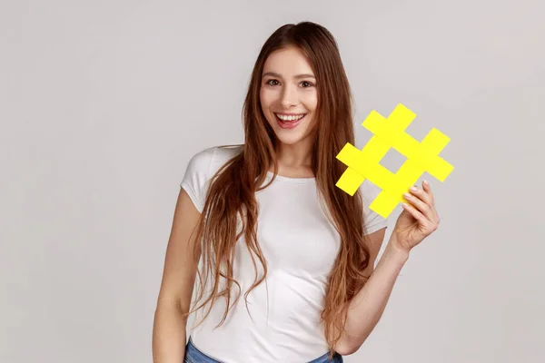 Sorrindo Bela Mulher Segurando Símbolo Hashtag Amarelo Tornando Tópico Importante — Fotografia de Stock