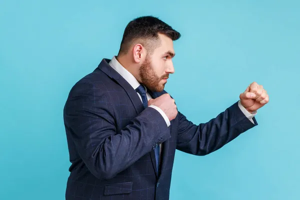 Vista Lateral Del Agresivo Hombre Negocios Con Traje Estilo Oficial —  Fotos de Stock