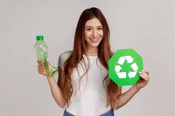 Recycling Mülltrennung Und Nachhaltigkeitskonzept Lächelnde Junge Frau Mit Plastikflasche Und — Stockfoto