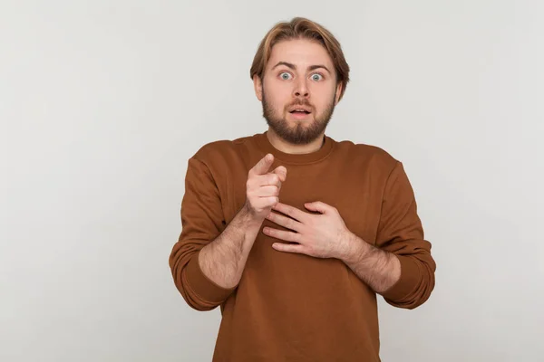 Retrato Homem Assustador Com Barba Vestindo Camisola Apontando Para Câmera — Fotografia de Stock