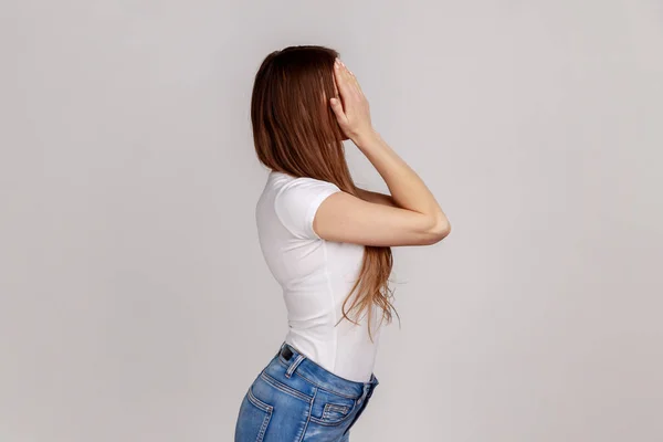 Portrait Latéral Jeune Femme Aux Cheveux Foncés Adulte Debout Couvrant — Photo